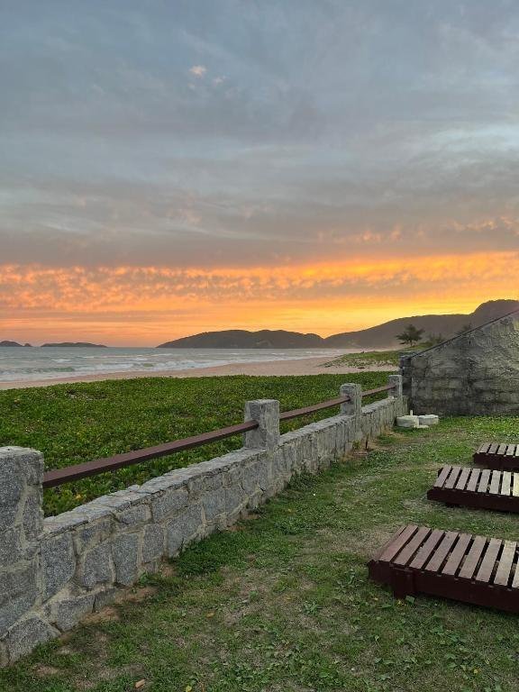 Pôr do sol na Praia de Tucuns, em frente à pousada